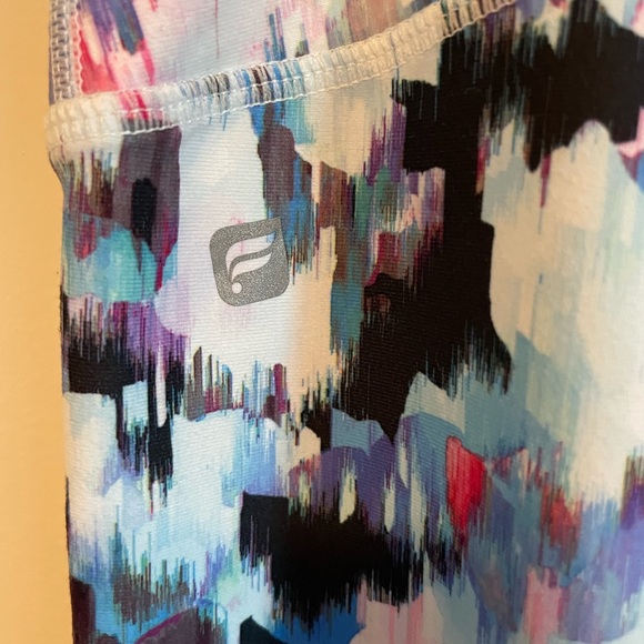Fabletics 💜🤍🩵 Mid-Rise Printed PowerHold pants. - Picture 4 of 11